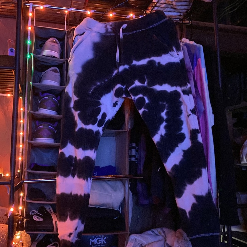 Black and white tye die joggers